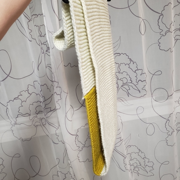 Knitted looped scarf - Picture 3 of 3